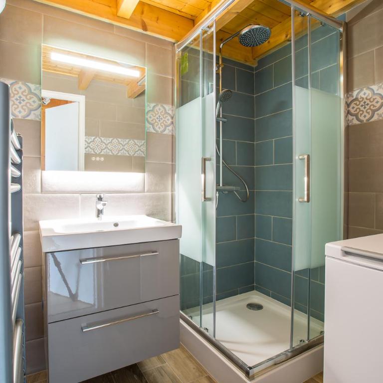 Stunning renovated studio with mezzanine - One-Bedroom Apartment - 8