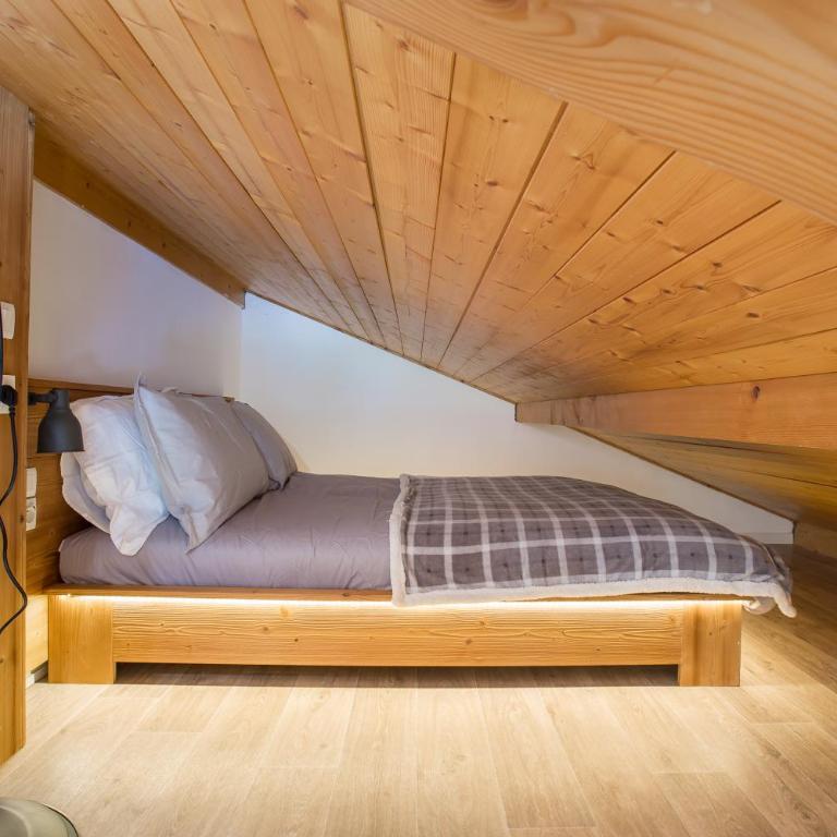 Stunning renovated studio with mezzanine - One-Bedroom Apartment - 10