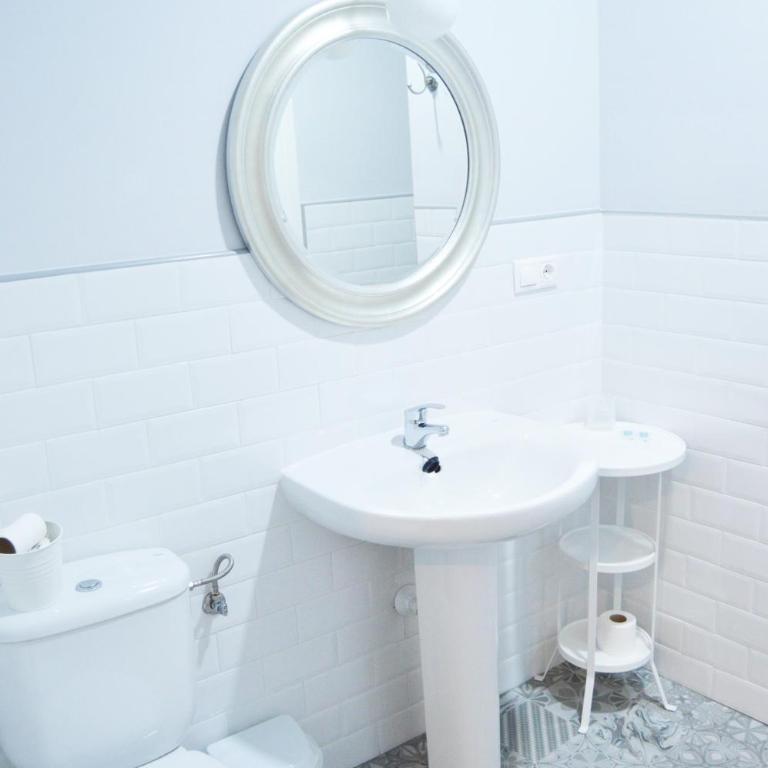 Hotel Smile & Co Hostal Boutique - Double Room with Balcony - 6