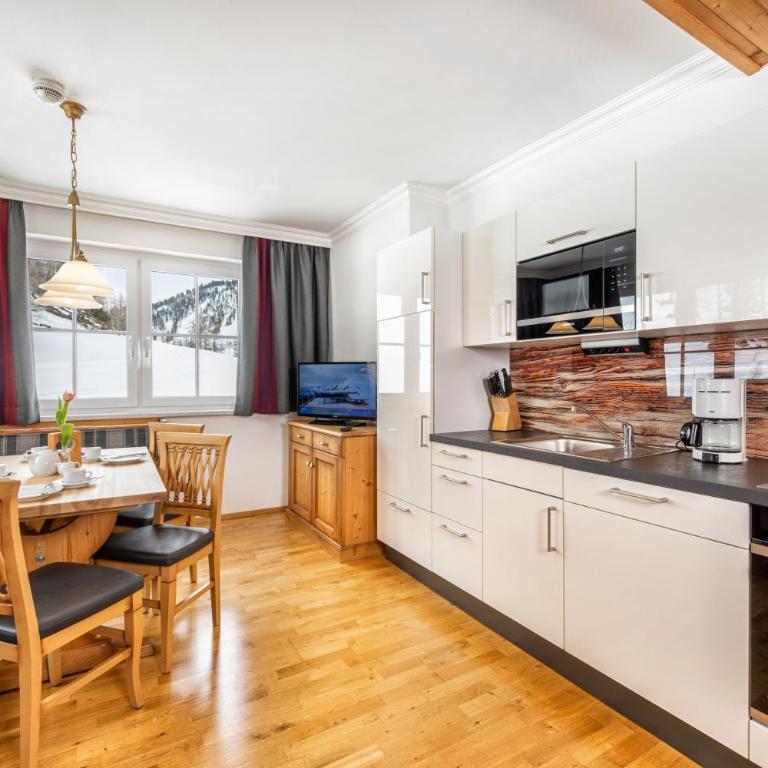 Hotel Almschlössl & Schrotteralm - Apartment mit 2 Schlafzimmern, einem Balkon und Panoramablick - 6