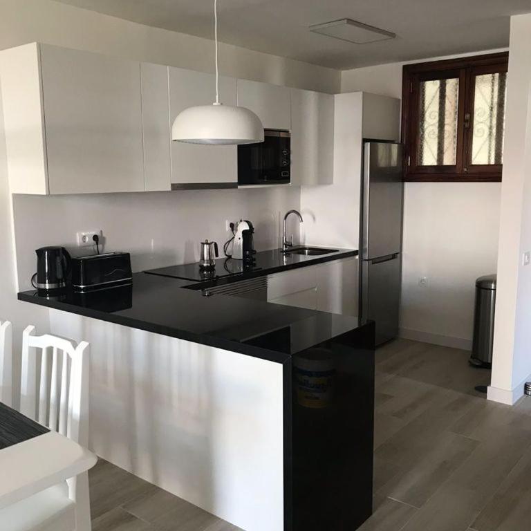 Parque Santiago I - 2 Bedroom - 1 Bathroom - Open plan living - Kitchen area - Extra large balcony - First Floor Apartment - Apartamento de 2 dormitorios - 6