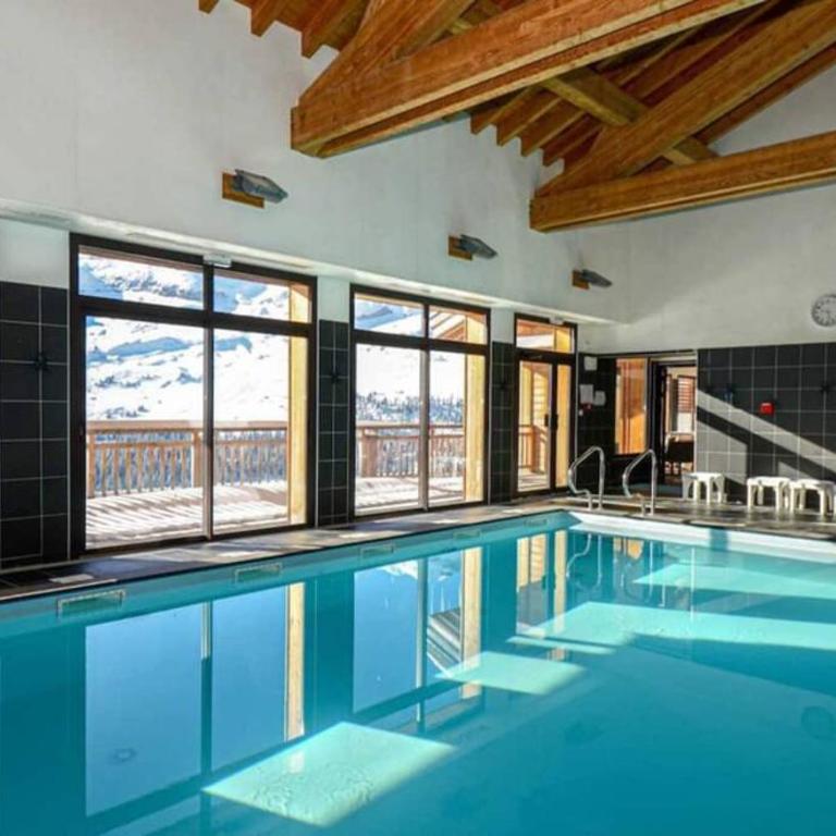 Vue panoramique sur les montagnes plein Sud - T2 Skis aux pieds, Piscine & Spa - Appartement 1 Chambre - 19