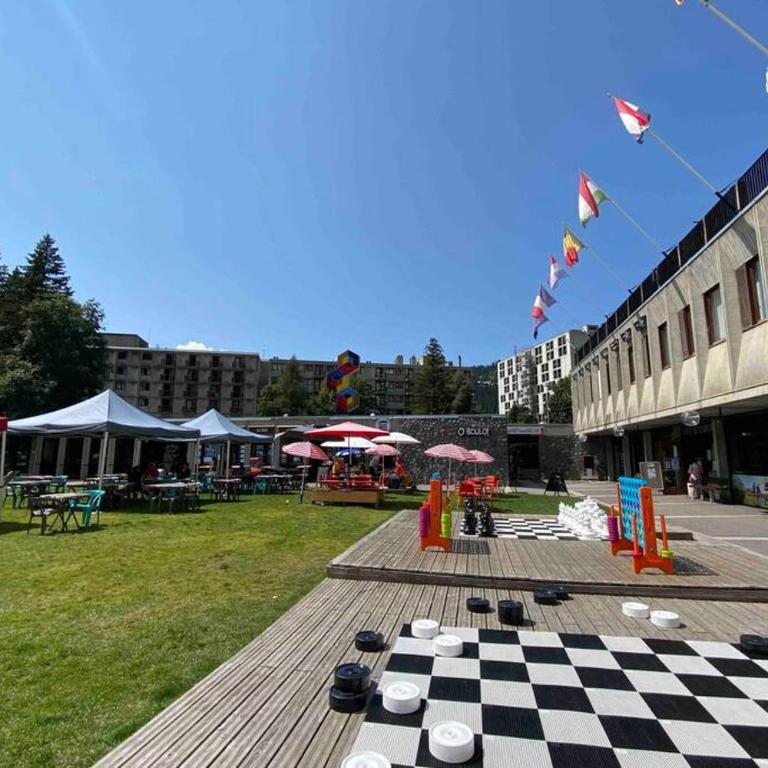 Vue panoramique sur les montagnes plein Sud - T2 Skis aux pieds, Piscine & Spa - Appartement 1 Chambre - 43