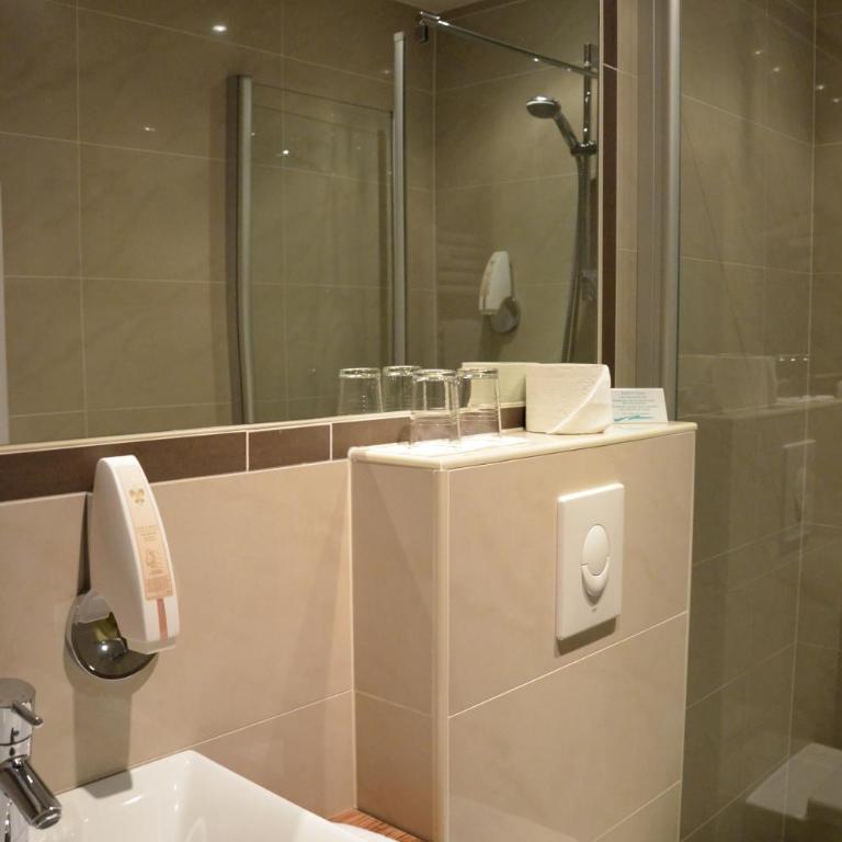 Villa Desiree - Hotel Garni - Adults Only - Doppelzimmer mit Balkon und Seeblick - 5