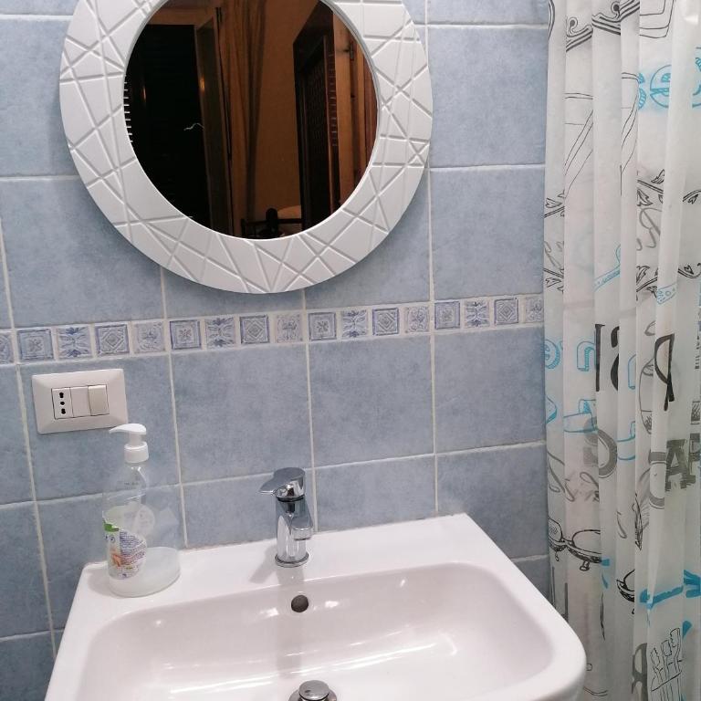 Dream Destination Rome - Camera Tripla Economy con Bagno in Comune - 11