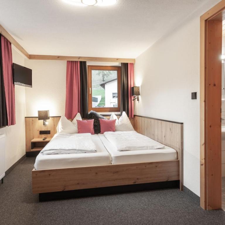 first mountain Hotel Ötztal - Doppel- oder Zweibettzimmer - 2