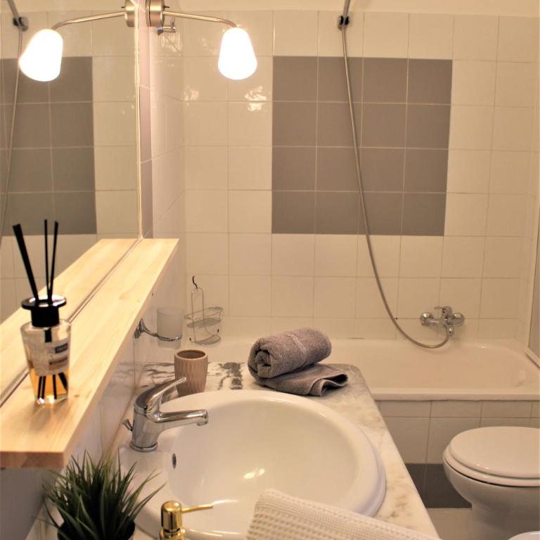 B&B Bandiera 77 - Triple Room with Balcony - 9