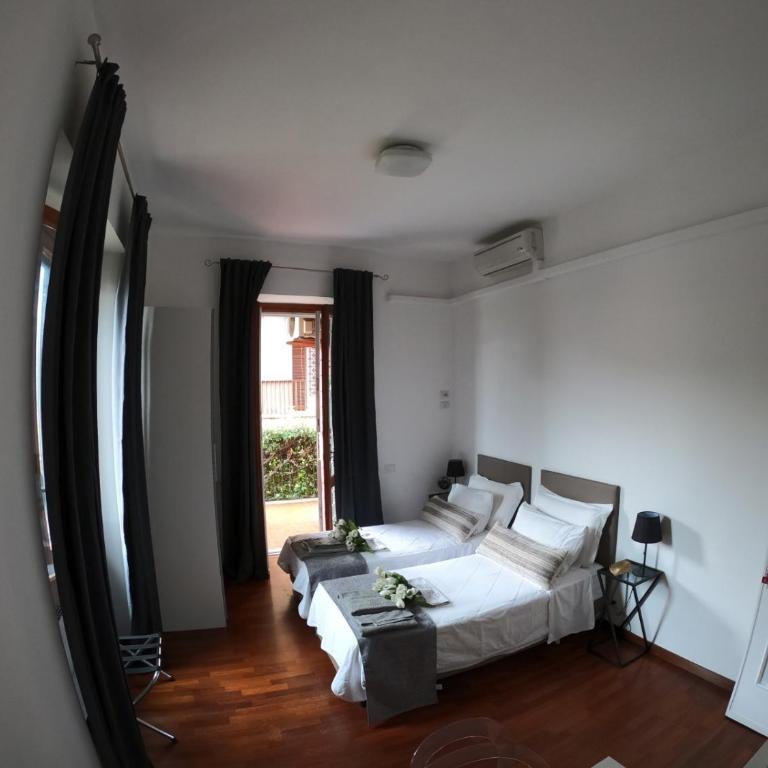 EMI's Guest House - Double or Twin Room with External Private Bathroom and City View - 4