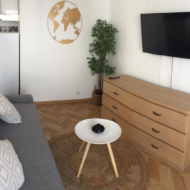 Welcome au Dazzling Stay - Apartment with Balcony - 3