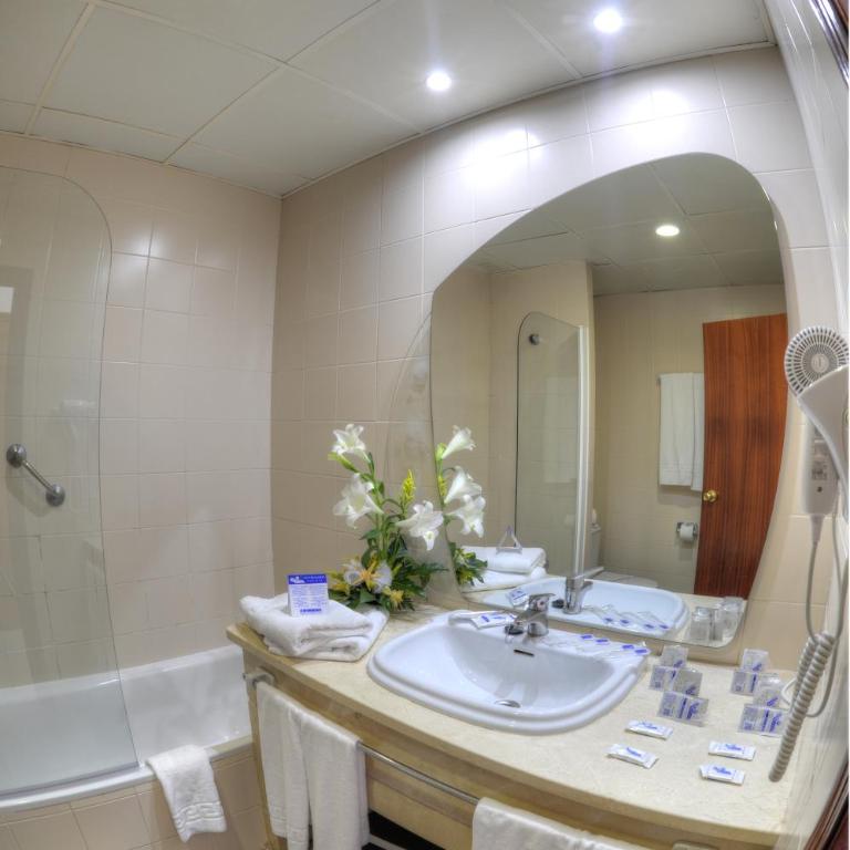 Hotel & Spa Entremares - Habitación Doble con 2 camas supletorias (2 adultos y 2 niños) - 1