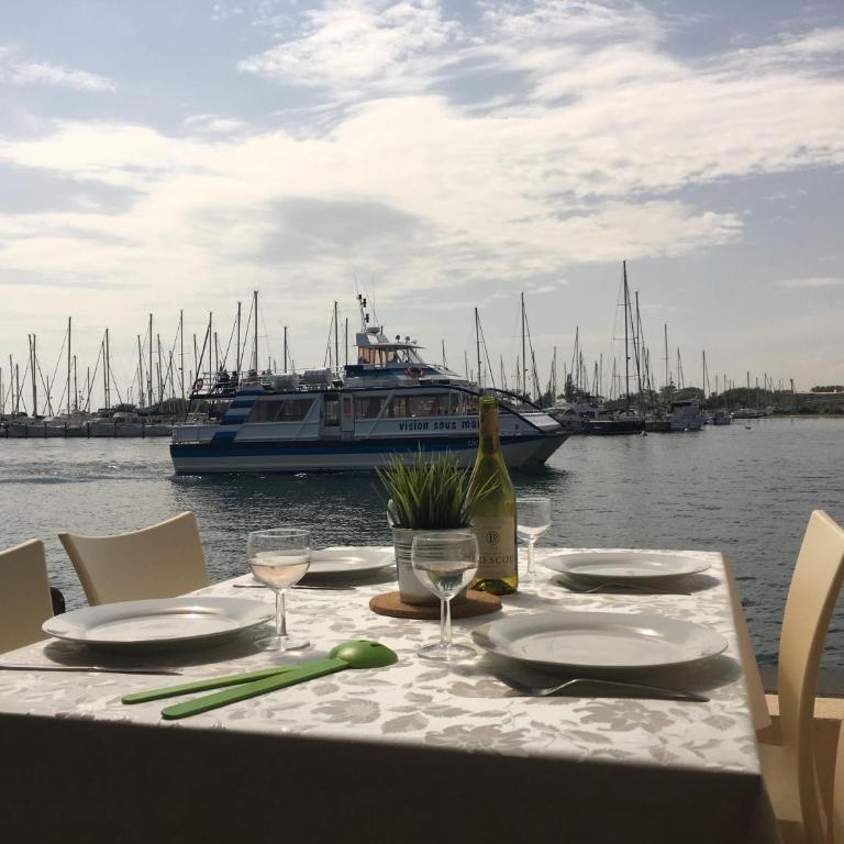 Studio - Les pieds dans l'eau agréable en toutes saisons 4 couchages - climatisation - parking privé - piscine sur mer - vue magnifique et rare - situation optimum - Les argonautes - Ile des pêcheurs - Cap d'Agde - One-Bedroom Apartment - 14