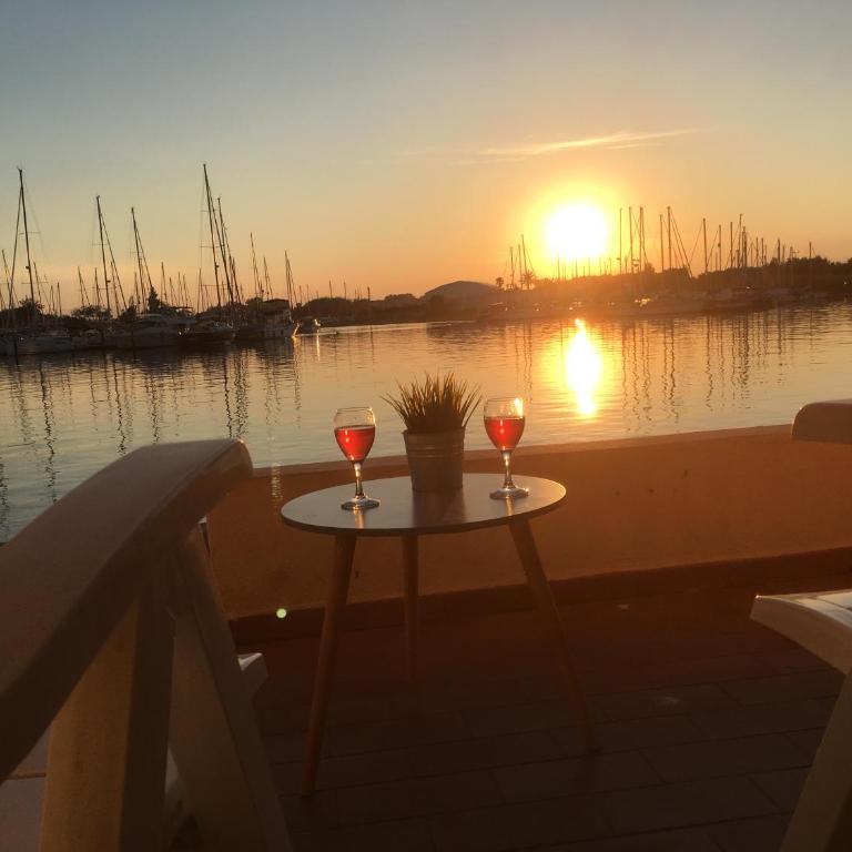 Studio - Les pieds dans l'eau agréable en toutes saisons 4 couchages - climatisation - parking privé - piscine sur mer - vue magnifique et rare - situation optimum - Les argonautes - Ile des pêcheurs - Cap d'Agde - One-Bedroom Apartment - 19