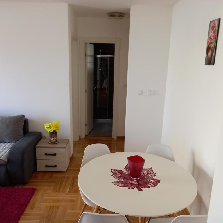 Leonora & Free Parking - One-Bedroom Apartment - 10