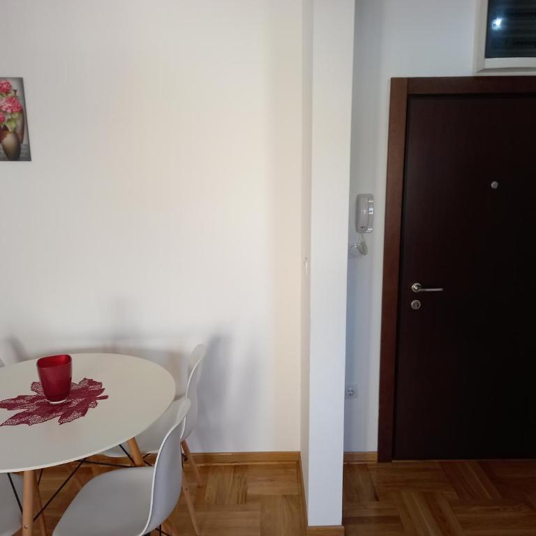 Leonora & Free Parking - One-Bedroom Apartment - 13