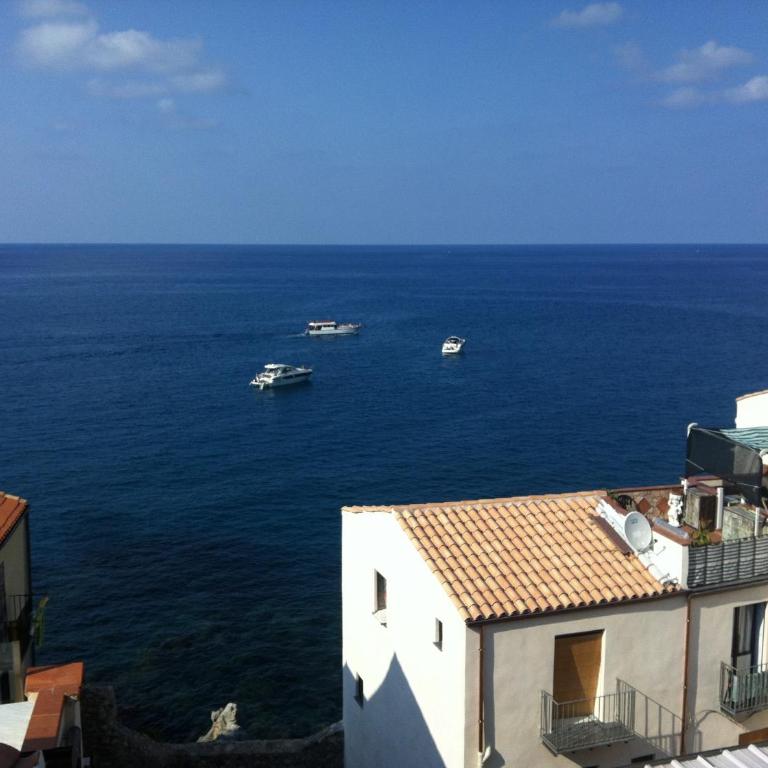 Gaia Holidays Apartments - One-Bedroom Apartment with Sea View - Via Candeloro 43 - 17