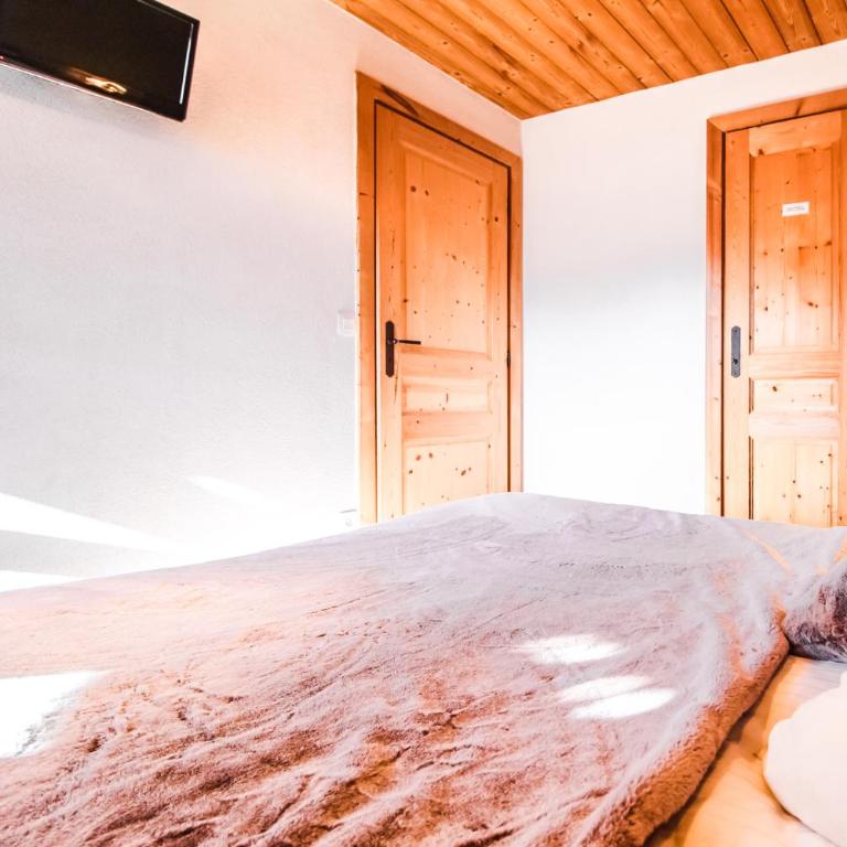 Vue panoramique sur les montagnes plein Sud - T2 Skis aux pieds, Piscine & Spa - Appartement 1 Chambre - 37