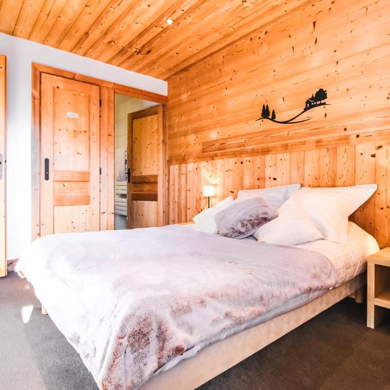 Vue panoramique sur les montagnes plein Sud - T2 Skis aux pieds, Piscine & Spa - Appartement 1 Chambre - 38