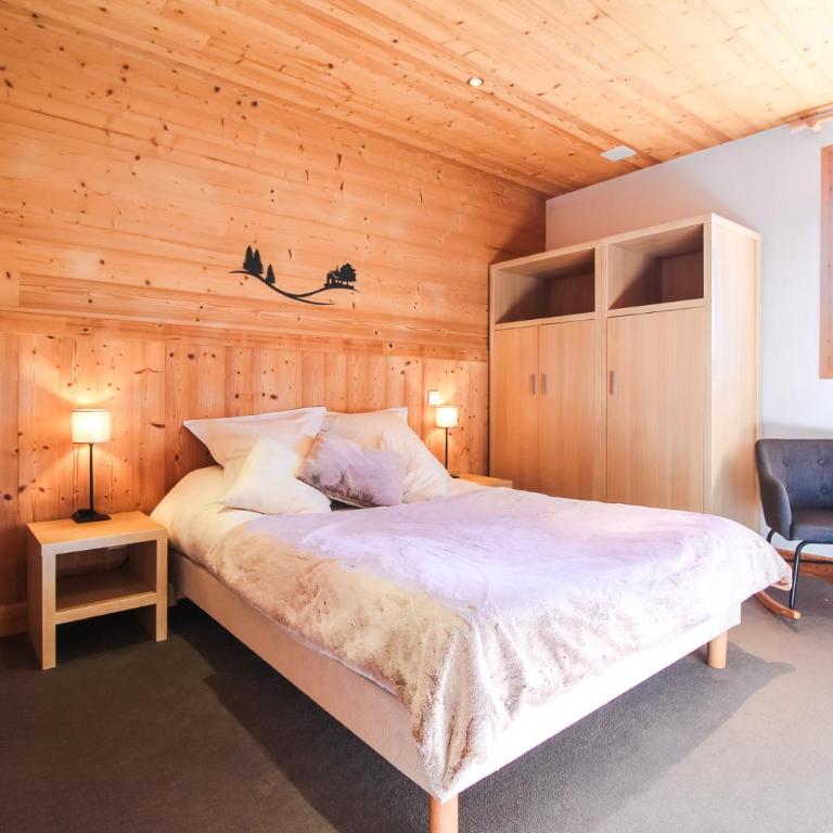 Vue panoramique sur les montagnes plein Sud - T2 Skis aux pieds, Piscine & Spa - Appartement 1 Chambre - 9