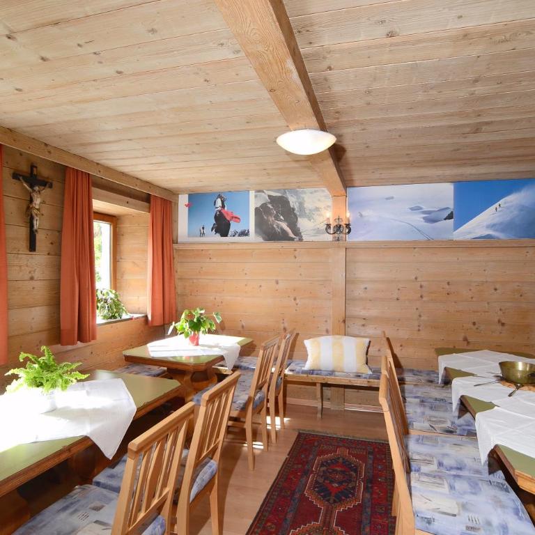 FERIENHAUS BERGBLICK 10-25 PERS Urig, echt & perfekt für Familien und Freunde Ideal für unvergessliche Tage mit traumhaftem Bergpanorama - Haus mit 8 Schlafzimmern - 13