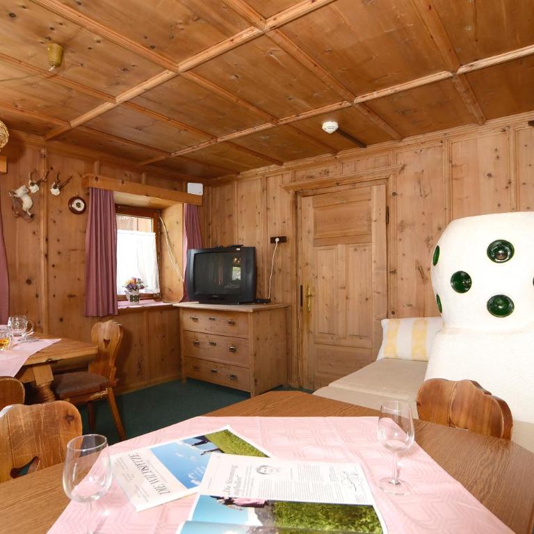 FERIENHAUS BERGBLICK 10-25 PERS Urig, echt & perfekt für Familien und Freunde Ideal für unvergessliche Tage mit traumhaftem Bergpanorama - Haus mit 8 Schlafzimmern - 11