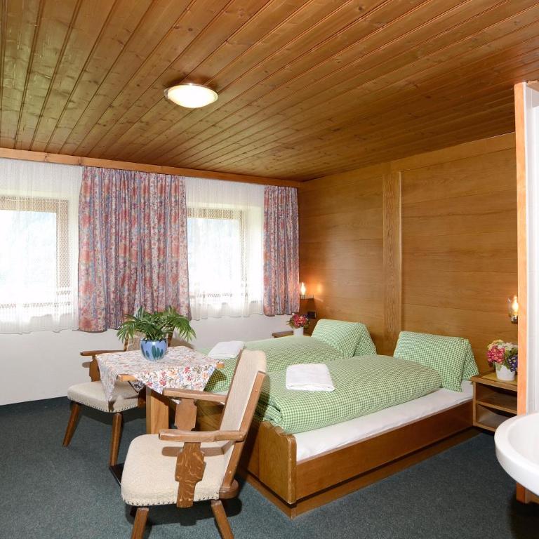 FERIENHAUS BERGBLICK 10-25 PERS Urig, echt & perfekt für Familien und Freunde Ideal für unvergessliche Tage mit traumhaftem Bergpanorama - Haus mit 8 Schlafzimmern - 12