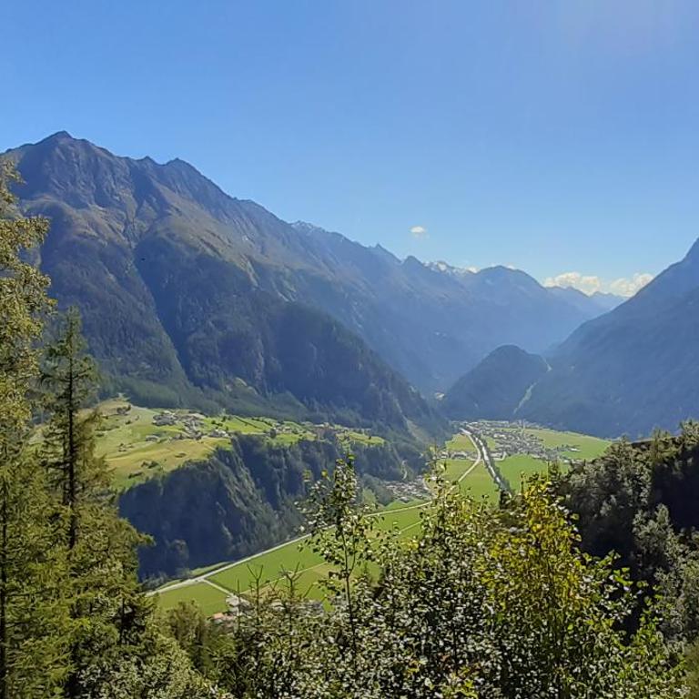 FERIENHAUS BERGBLICK 10-25 PERS Urig, echt & perfekt für Familien und Freunde Ideal für unvergessliche Tage mit traumhaftem Bergpanorama - Haus mit 8 Schlafzimmern - 6