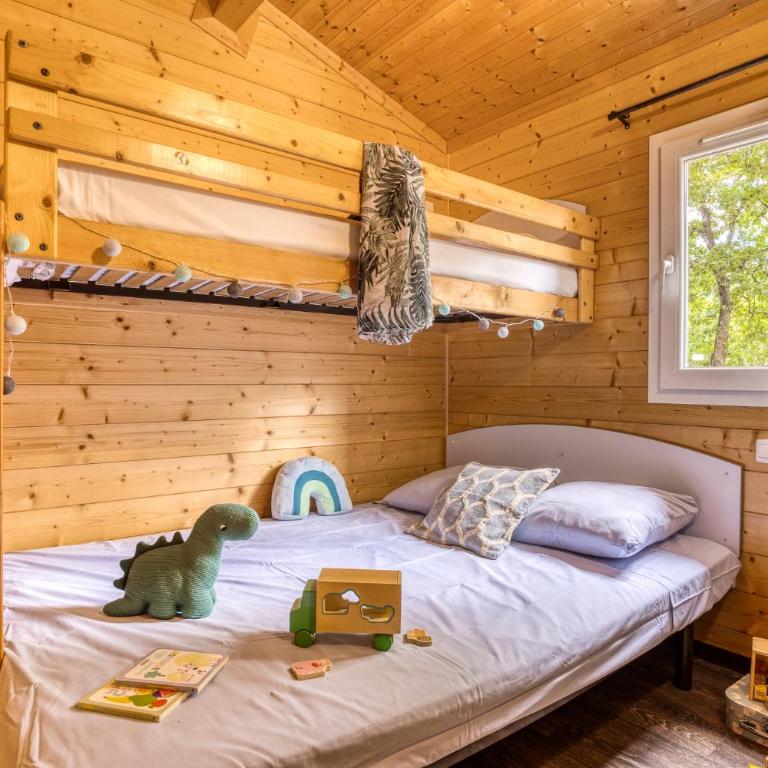 Camping Le Bois Fleuri - Chalet Genêt Confort 2 Chambres - 5 Personnes - 6