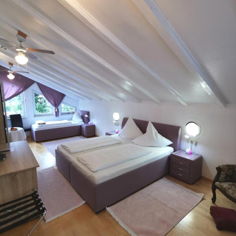 Pension Mozart - Dreibettzimmer mit Balkon - 1
