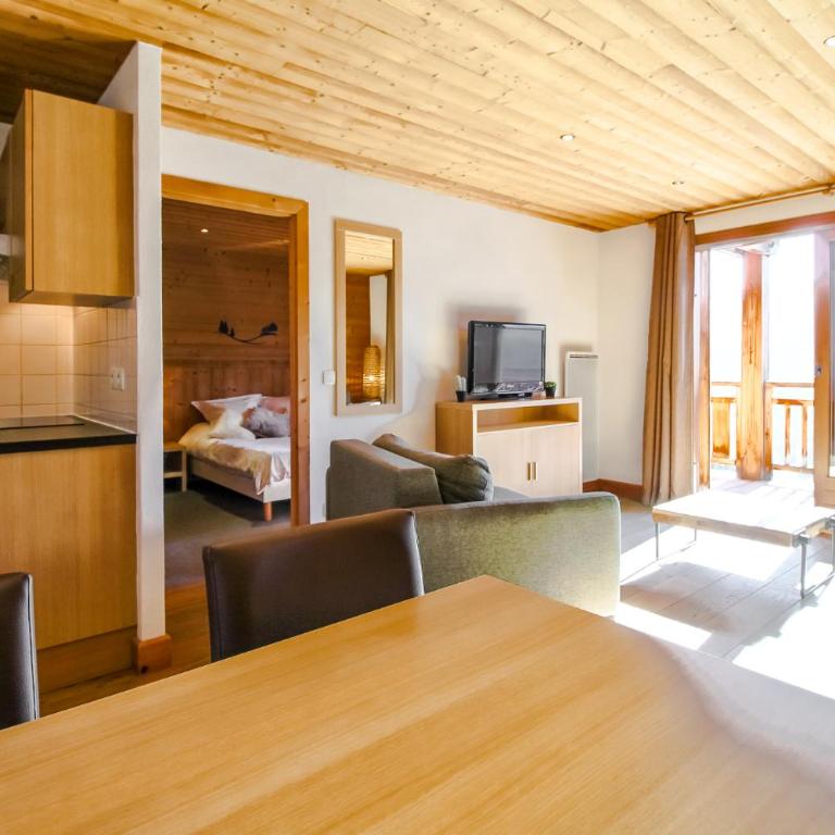 Vue panoramique sur les montagnes plein Sud - T2 Skis aux pieds, Piscine & Spa - Appartement 1 Chambre - 34