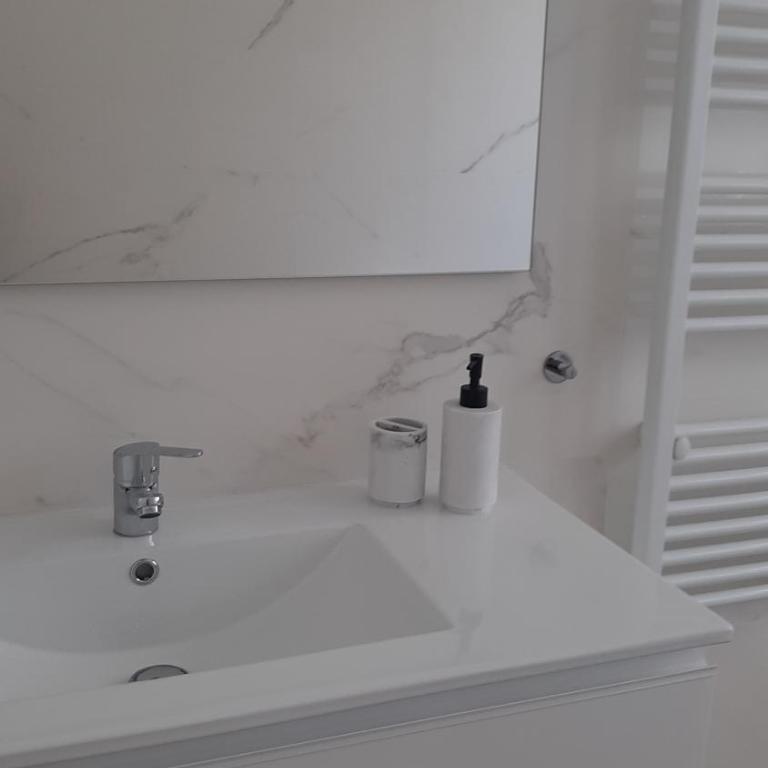 Guggenheim Bilbao Center - Double Room with Private Bathroom - 12