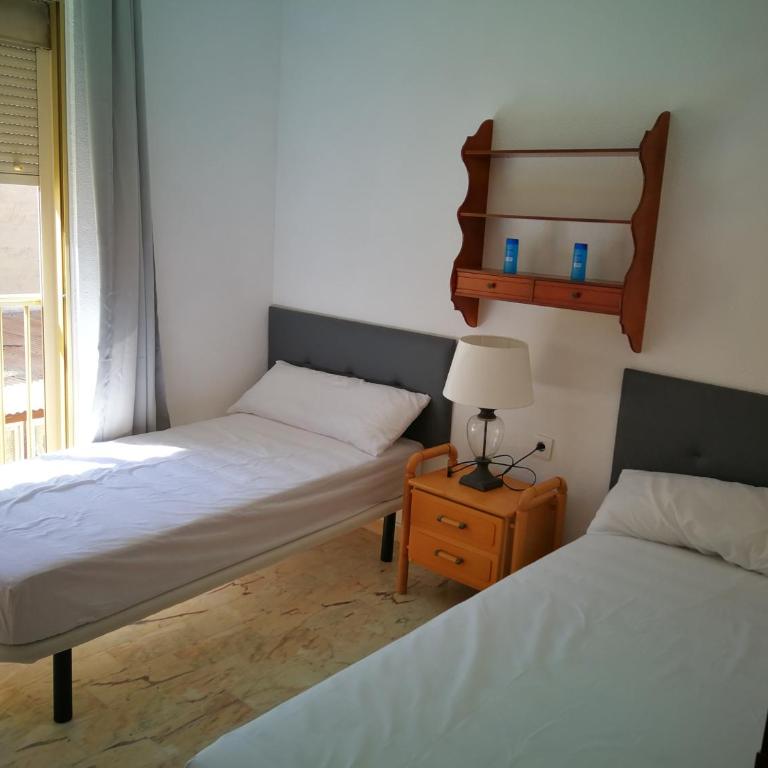 Habitacion en piso compartido No alojamiento turistico - Habitación Estándar con baño compartido - 2 camas - 3