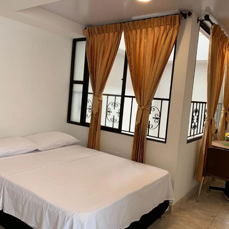 Hostel Casa Zambrano - Deluxe Queen Room - 1