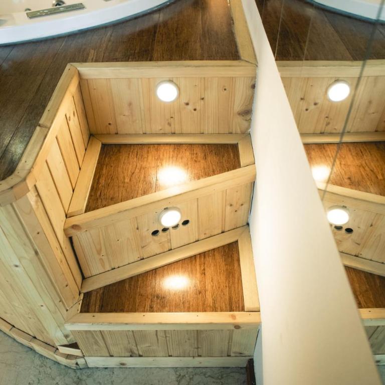 4Roomz - Suite Queen con Vasca Idromassaggio - 1