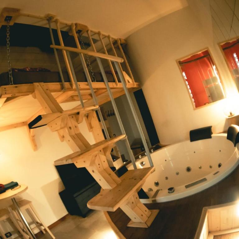 4Roomz - Suite Queen con Vasca Idromassaggio - 2