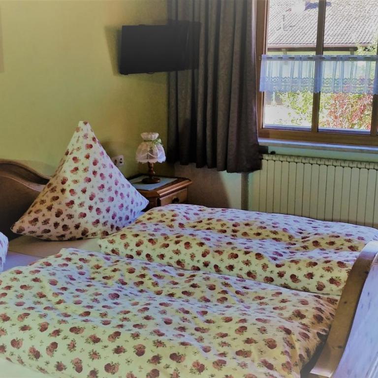 Pension Staufenhof - Doppelzimmer mit Balkon - 1