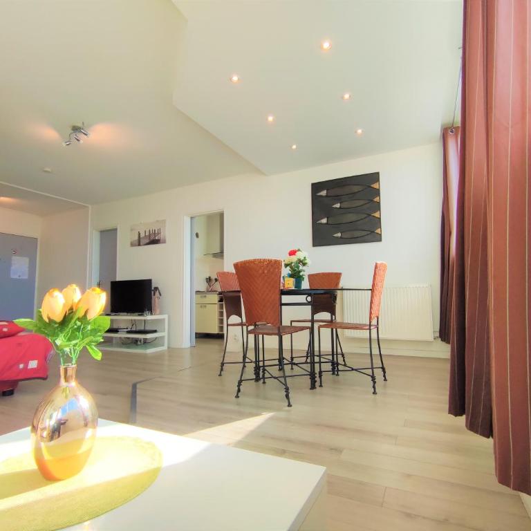 6 appartements et 4 adresses à mi-chemin entre le Vieux Port et l île de Ré - Appartement - Vue sur Pont - 2