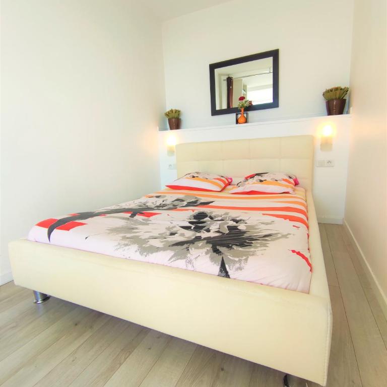 6 appartements et 4 adresses à mi-chemin entre le Vieux Port et l île de Ré - Appartement - Vue sur Pont - 9