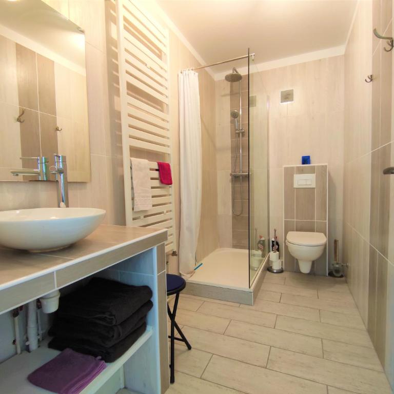 6 appartements et 4 adresses à mi-chemin entre le Vieux Port et l île de Ré - Appartement - Vue sur Pont - 10