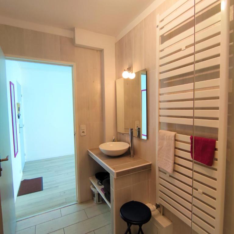 6 appartements et 4 adresses à mi-chemin entre le Vieux Port et l île de Ré - Appartement - Vue sur Pont - 11