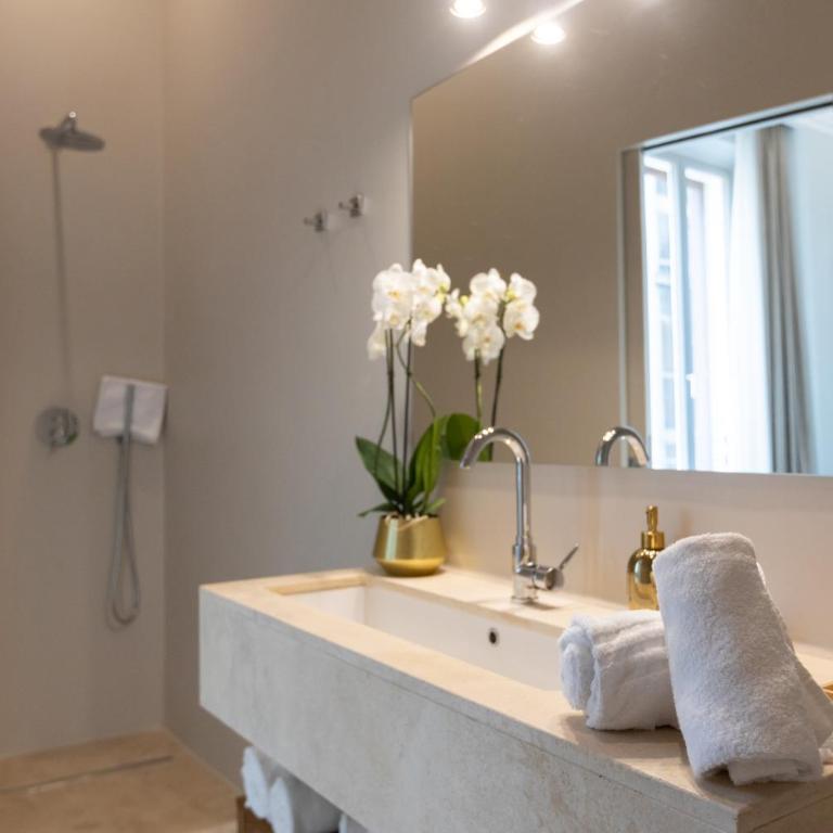 Domus 21 Luxury Suites - Deluxe Double or Twin Room with City View - 5