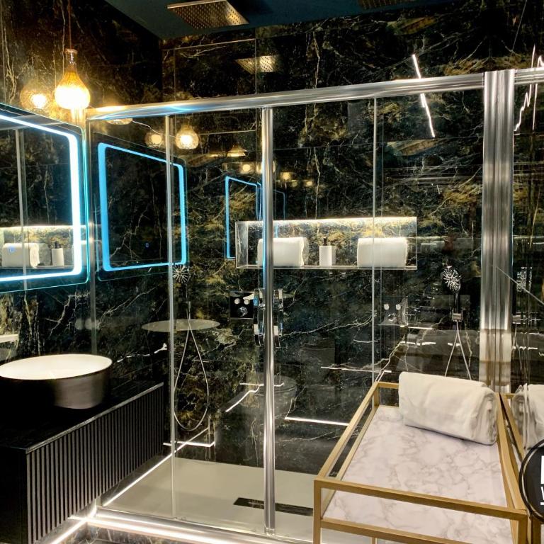 LIFE VOYAGE & SPA - Strasbourg's City Center Luxury Experience - Suite Deluxe - Private Sauna & 'Whirpool Bath' with Balcony - 25