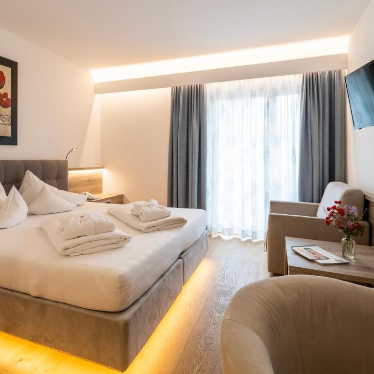 Familienhotel Post - Doppelzimmer mit Balkon - 9