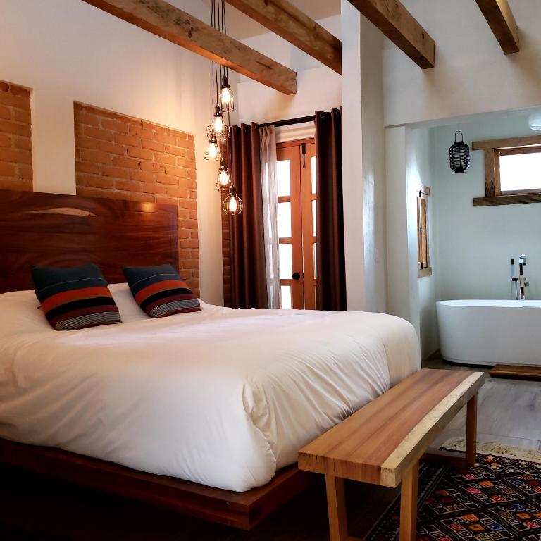 Casa Carmen - King Suite with Spa Bath - 1