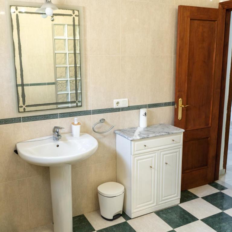 Private Villa with Private Pool Large garden and Minutes from beach - Villa - 52