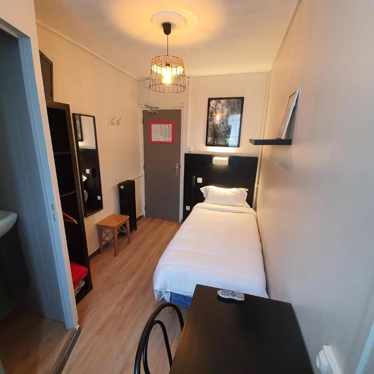 HOTEL SAVOY - Economy Single Room with shared shower - 1
