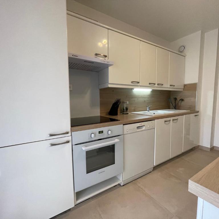 Domaine D'Ahmosis, modern 2 bedrooms refurbished apartment, f3 moderne fraichement rénové - Apartamento de 2 dormitorios - 16