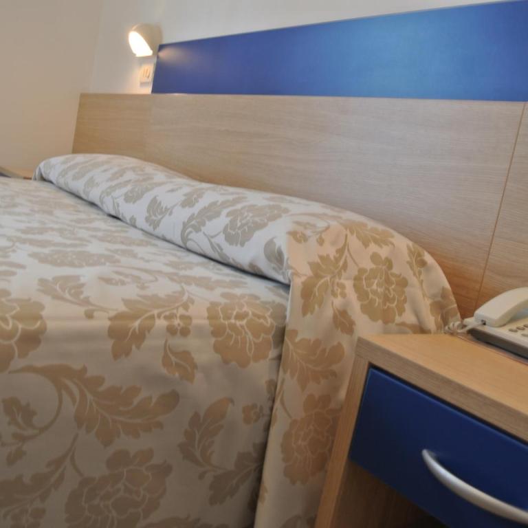 Hotel Bologna - Camera Comfort Matrimoniale/Doppia con Letti Singoli con Letto Supplementare - 1