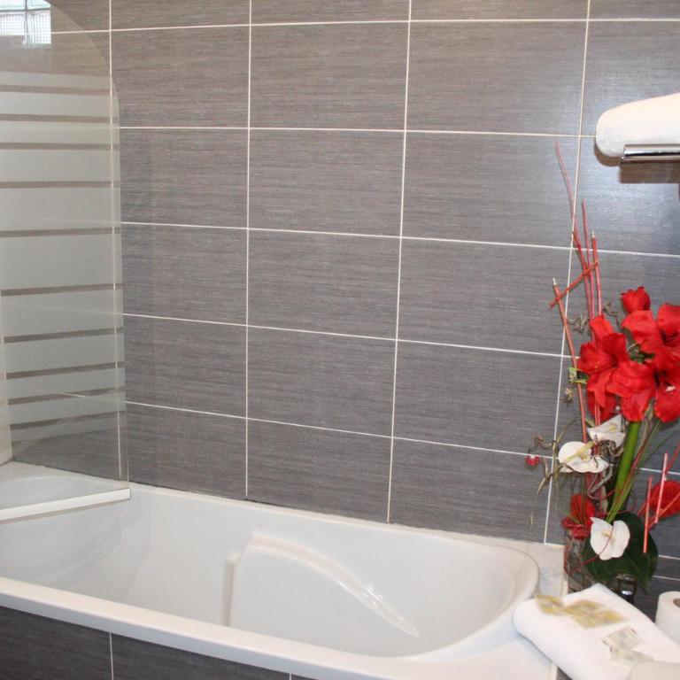 Hôtel Les Italiens - Chambre Quadruple avec Salle de Bains - 9