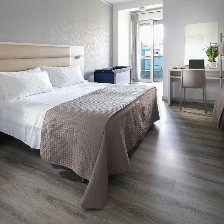 HOTEL ZANARINI in CENTRO a Riccione - Family Room - 1