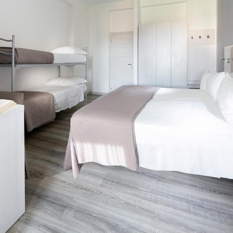HOTEL ZANARINI in CENTRO a Riccione - Family Room - 2